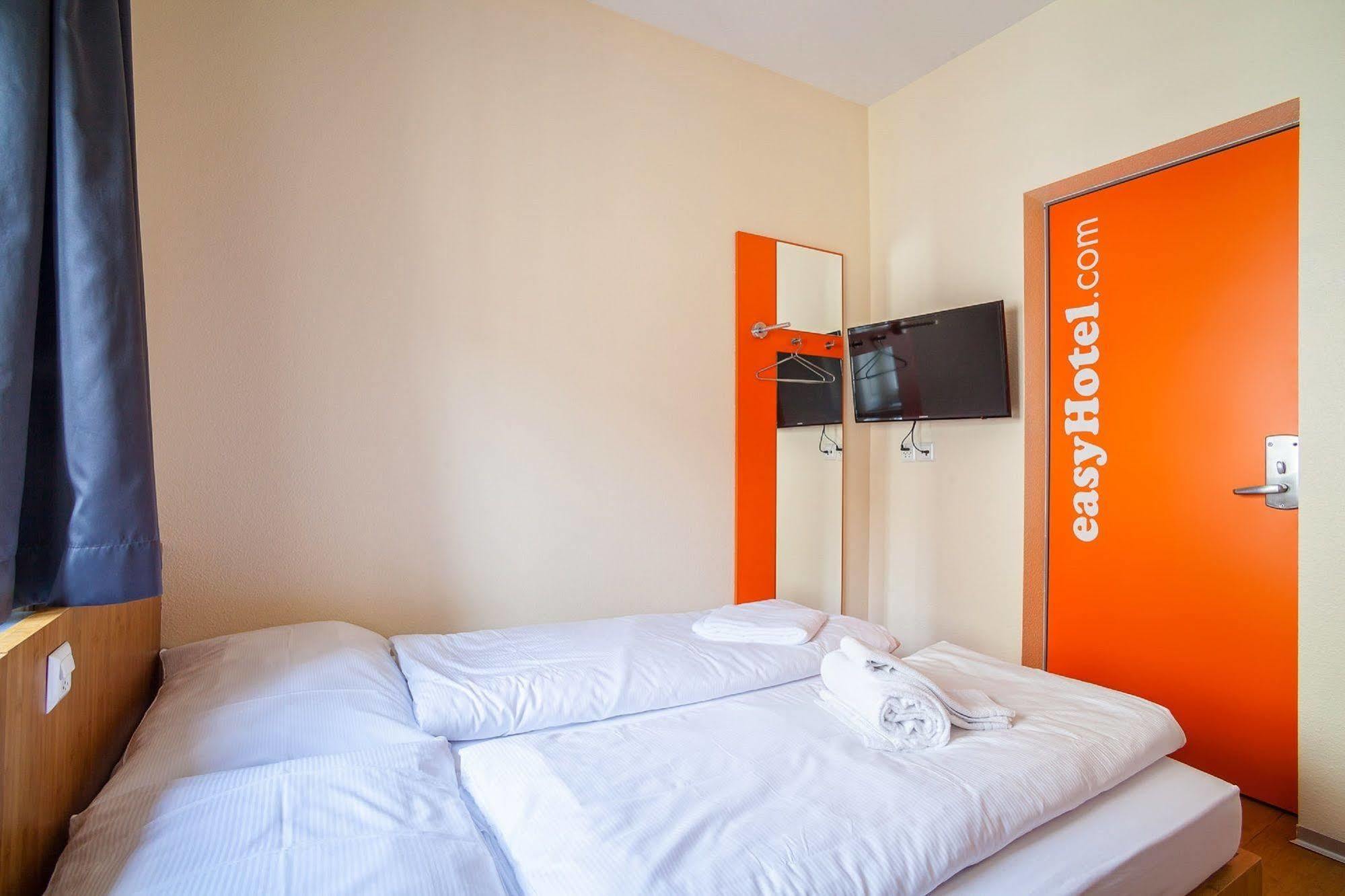Easyhotel - Self Service And Self Check-in *